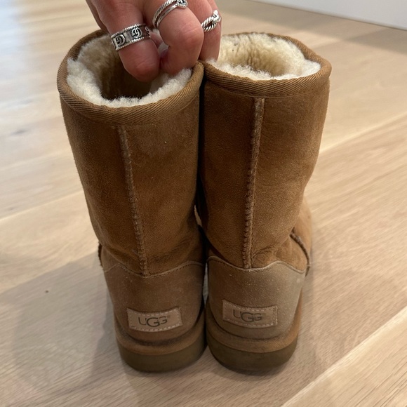 UGG Short - Chestnut, gently used - 8 - Picture 3 of 5